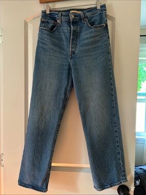 LIKE NEW Levi’s Ribcage Straight Ankle Jeans